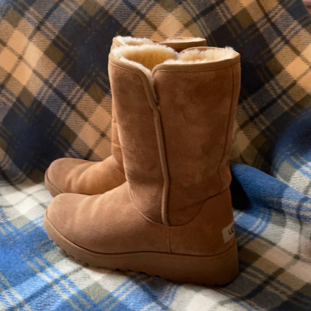 UGG “AMIE” boot size 8 like new chestnut